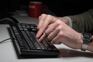 „Vyděláte půl milionu za půl hodiny.“ Muž z Olomouce uvěřil a přišel o 160 tisíc korun - Novinky